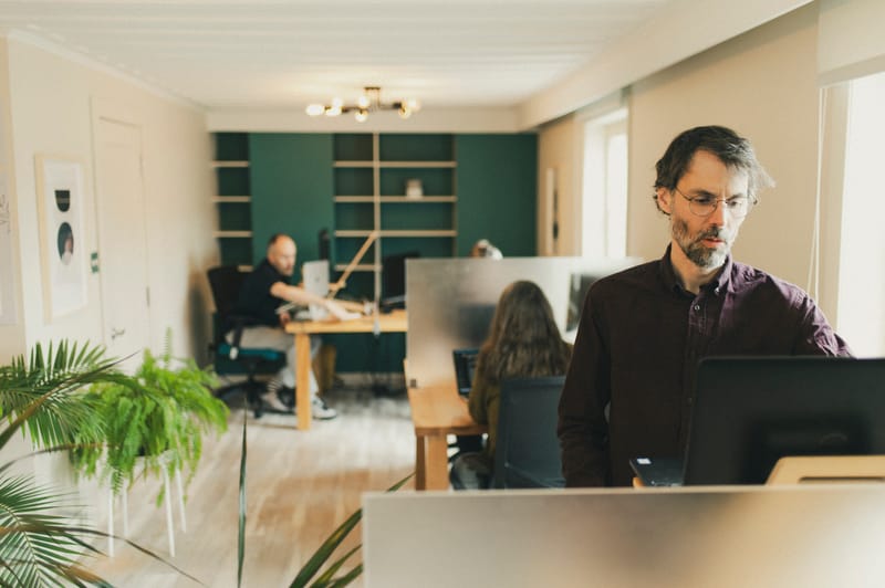 Aire de coworking partagée à l'Espace Ko — vue d'ensemble, postes occupés, lumière naturelle