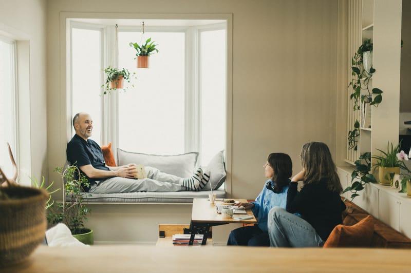 Banquette dans la baie vitrée — coin discussion et détente à l'Espace Ko