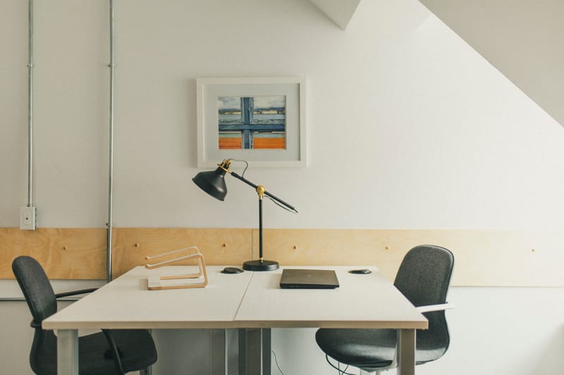 Bureau privé minimaliste à l'Espace Ko — 2 chaises, lampe, cadre, fauteuils gris