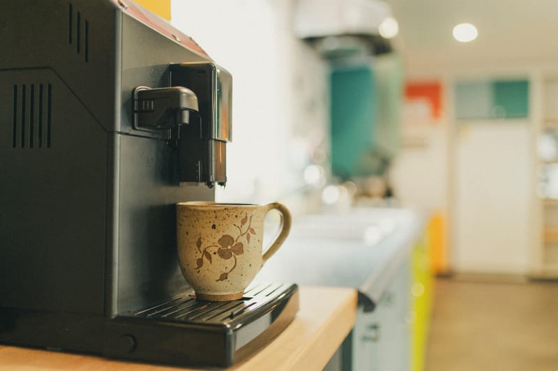 Machine espresso et tasse fleurie — café Bonté divine inclus