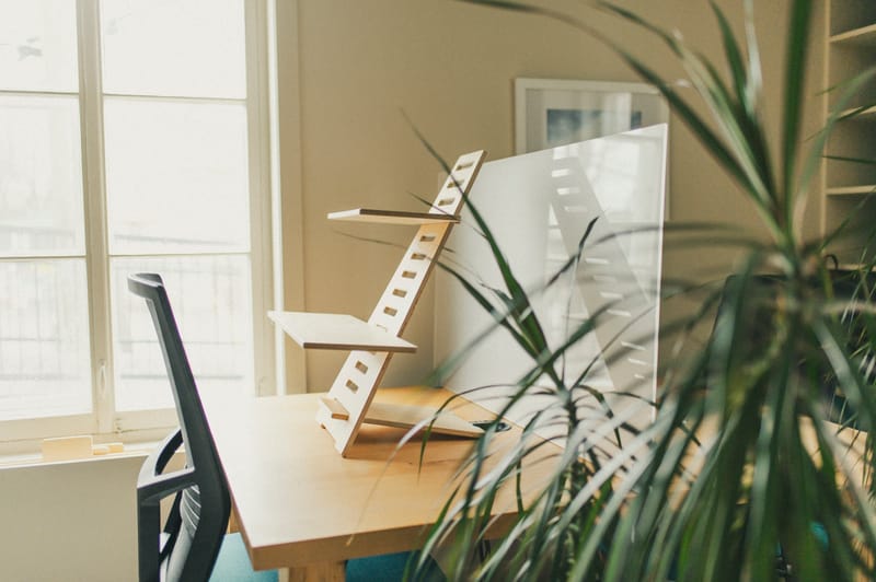 Poste avec séparateur et plante en avant-plan — aire ouverte