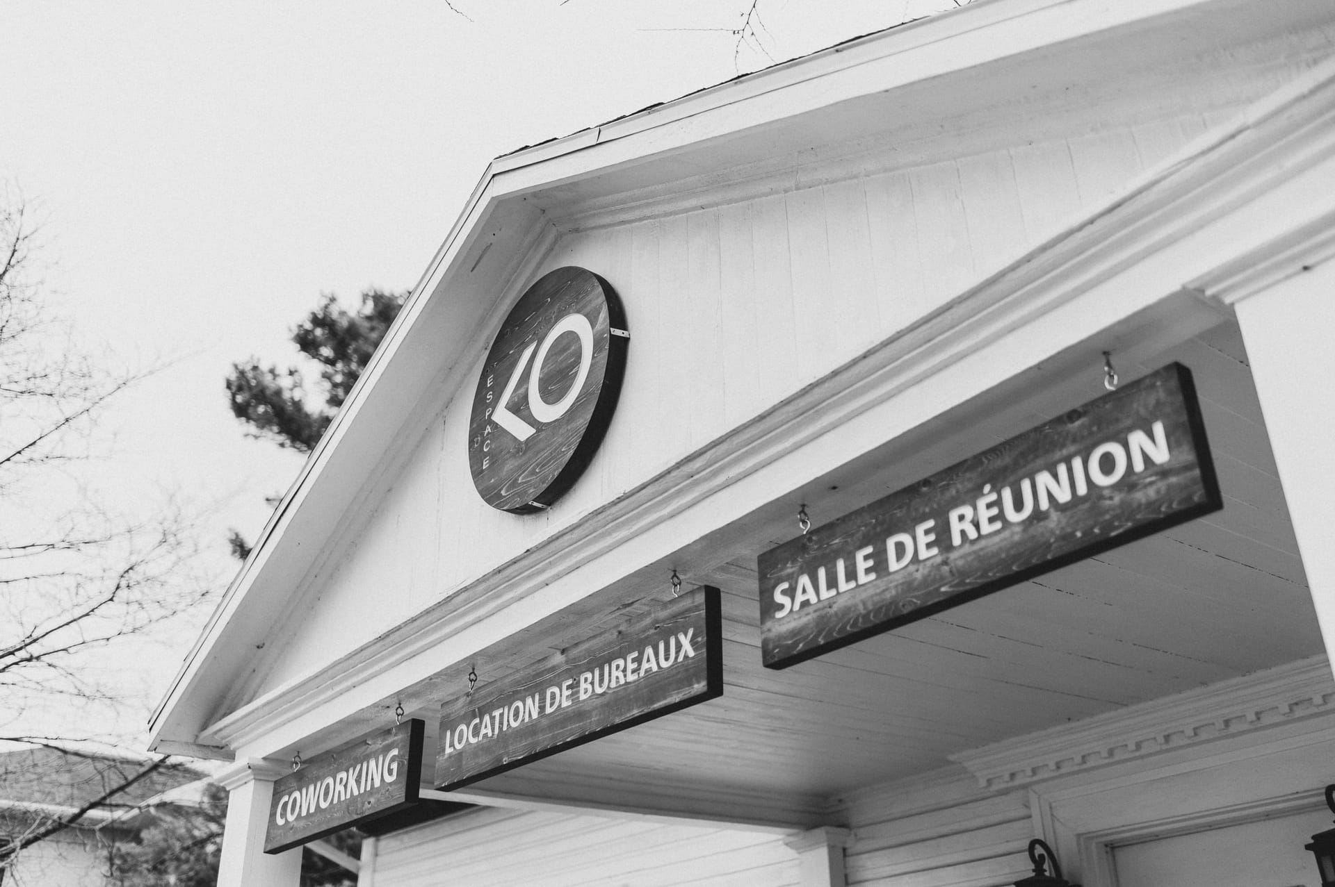 Enseigne KO sur la façade de l'Espace Ko à Saint-Jean-Port-Joli — logo, panneaux Coworking, Location de bureaux