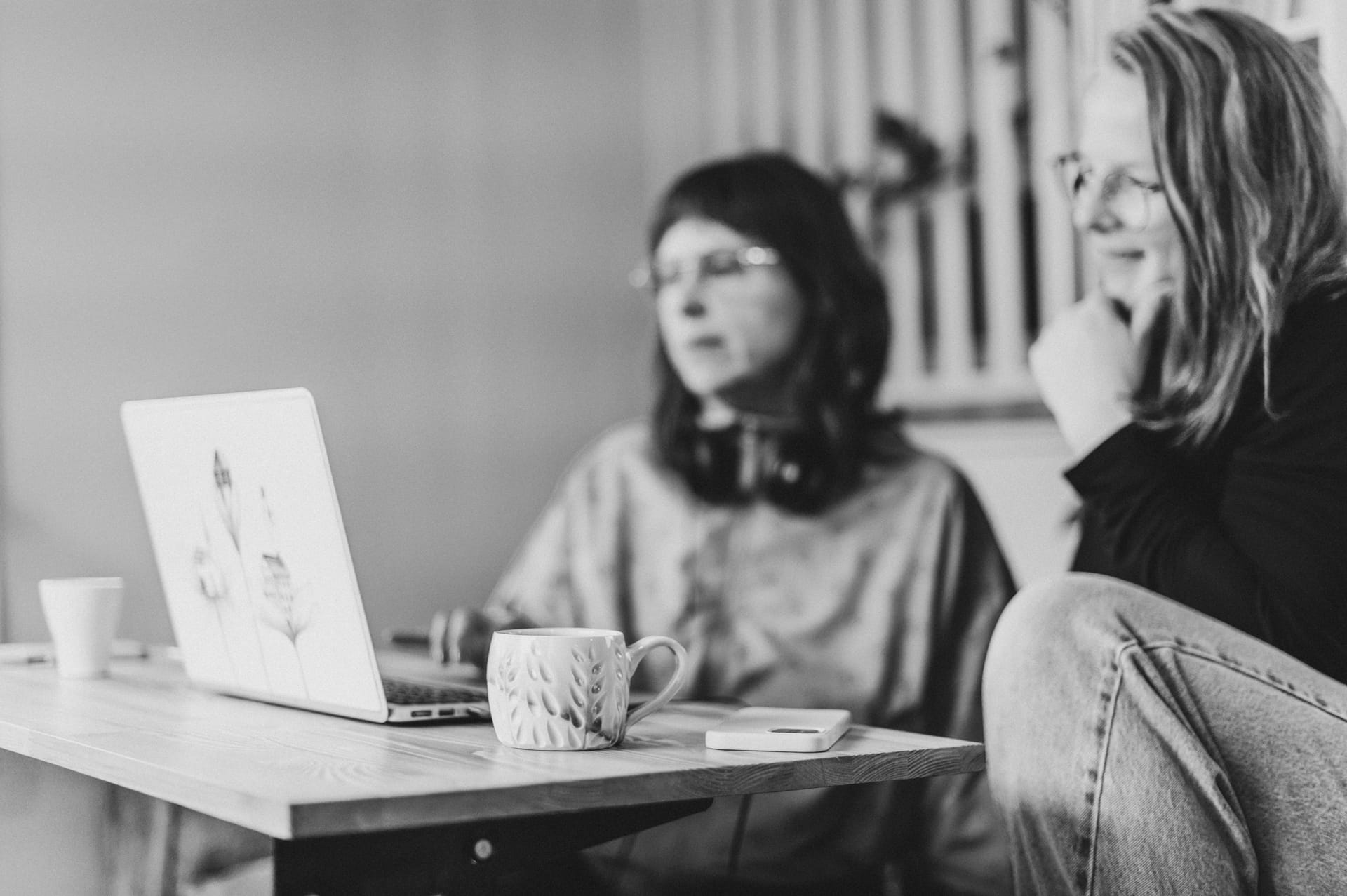 Deux femmes au travail à l'Espace Ko — laptop, café, échange de regards