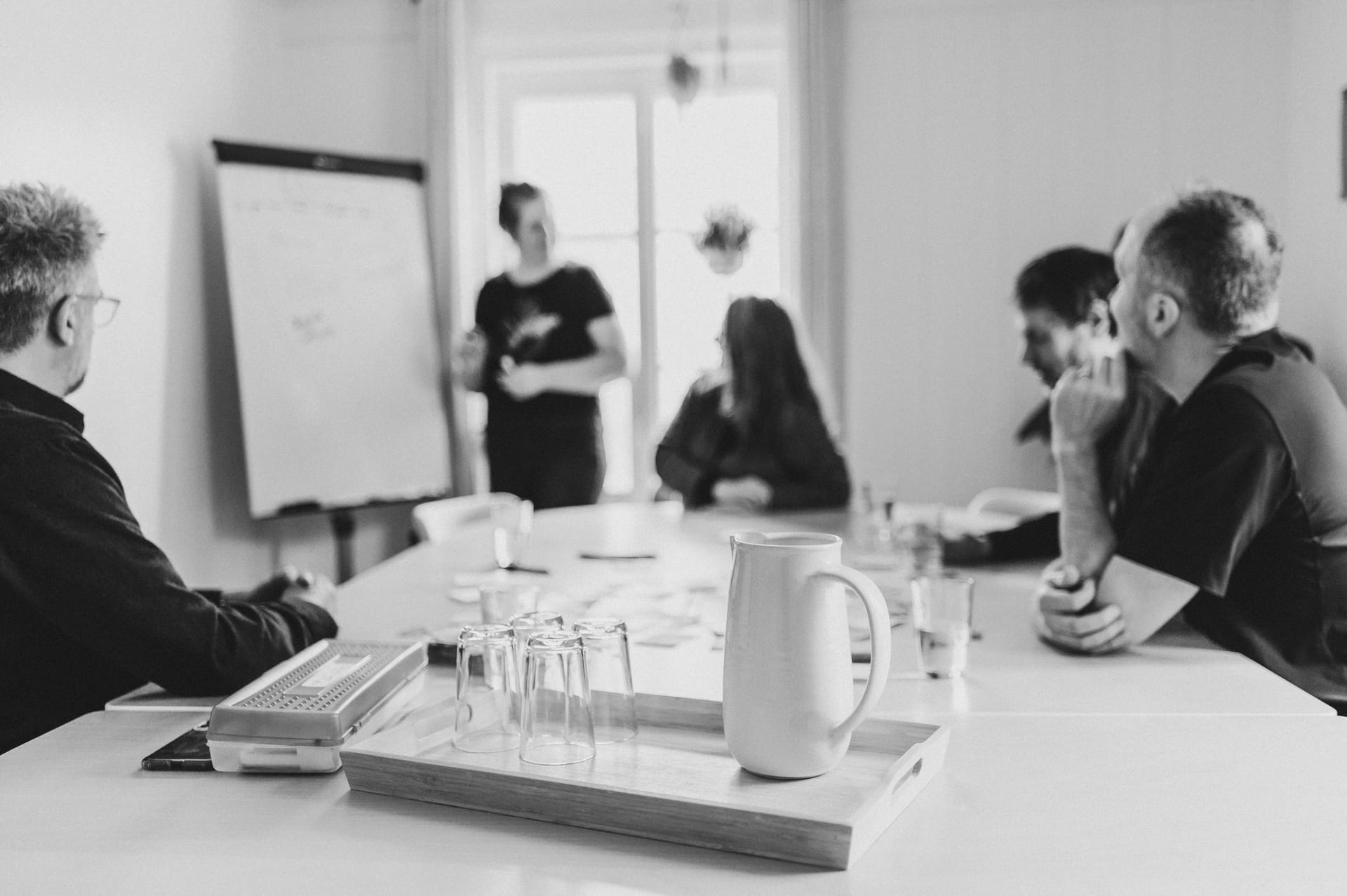 Présentation au chevalet à l'Espace Ko — groupe autour d'une table, ambiance d'atelier